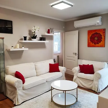 Var-lak Apartman Apartment *