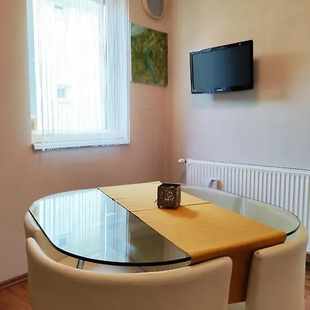 Var-lak Apartman Apartment *